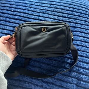 Lululemon crossbody camera bag 2L
